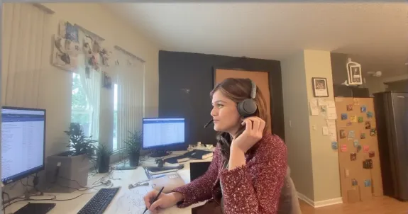 ヘッドセットマイクを使って仕事している女