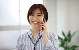 電話転送をしている女