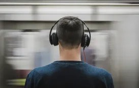 ノイズリダクションイヤホンをつけている男