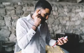 ワイヤレスイヤホンで通話している男