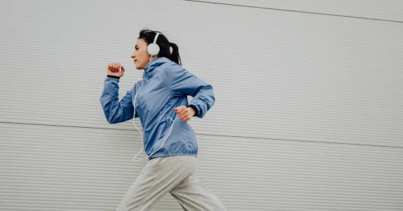 イヤホンをつけて30分ジョギングをしている女