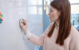 a teacher uses bulletin board to present ideas