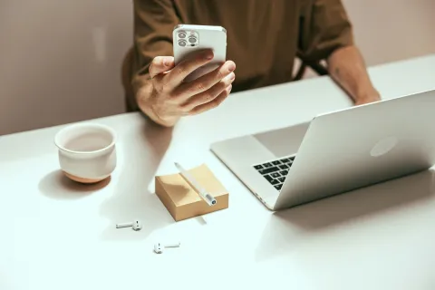 Amanfocusedonhiscomputerscreen