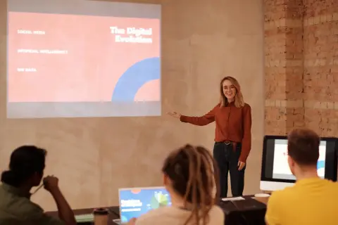 Awomanshowsinfrontofaprojector
