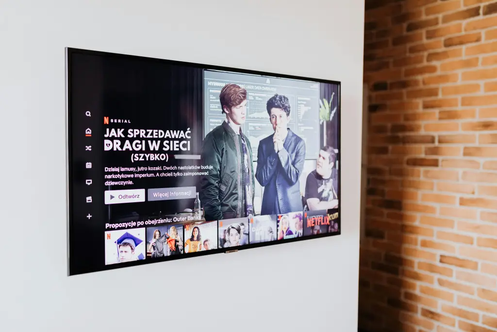 Ein fernseher mit touchscreen an der wand montiert