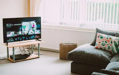 Ein fernseher mit touchscreen neben dem sofa