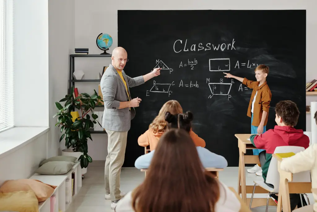 Ein schueler und ein lehrer an der tafel
