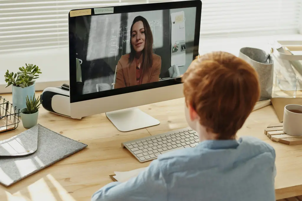 Ein student nimmt an einem online kurs auf einem computer teil