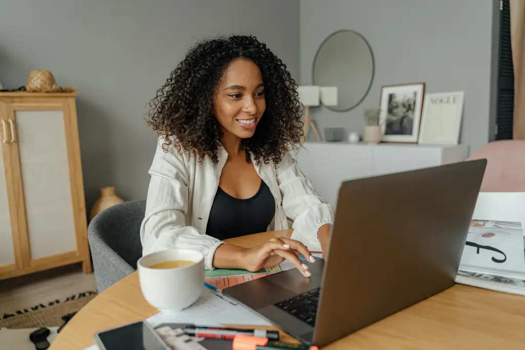 Eine frau arbeitet an einem computer