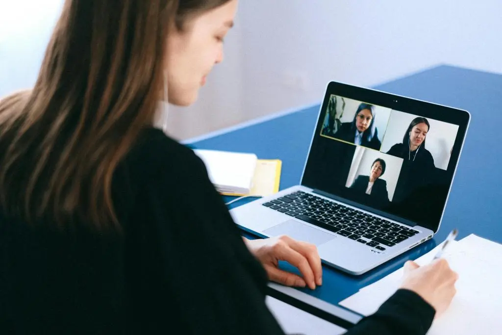 Eine person hat ein meeting auf zoom