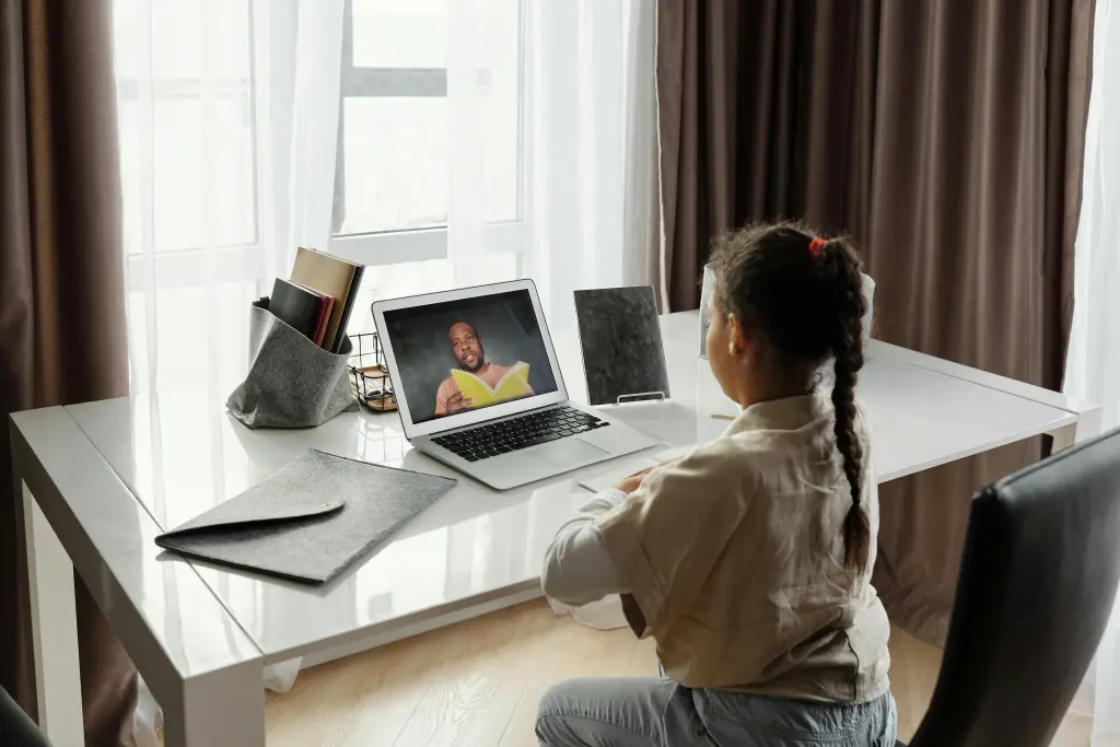 Eine studentin nimmt an einem online kurs am computer teil