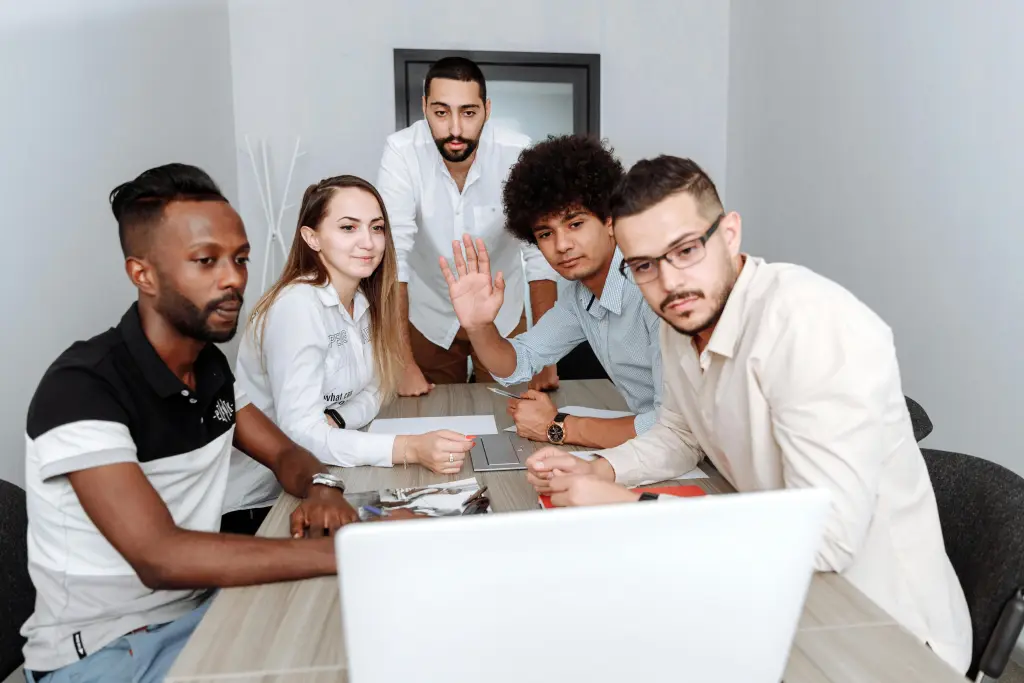 Fuenf Personen treffen sich mit Kollegen an einem entfernten Standort auf einem Laptop.jpg.jpg