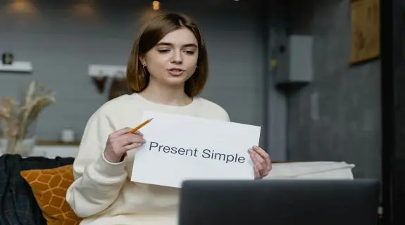 Lehrerin erklaert present simple im online unterricht