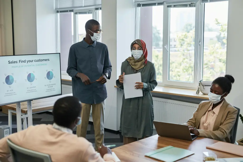 Mehrere Personen nutzen Smartboard fuer Meetings und Demonstrationen.jpg