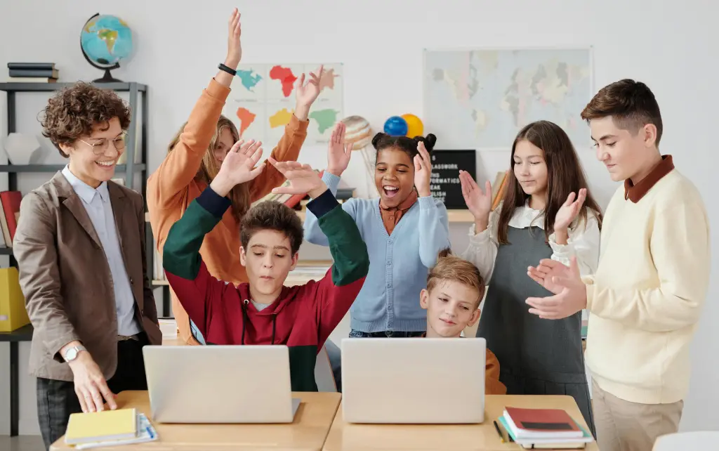 Schueler in einem modernen klassenzimmer