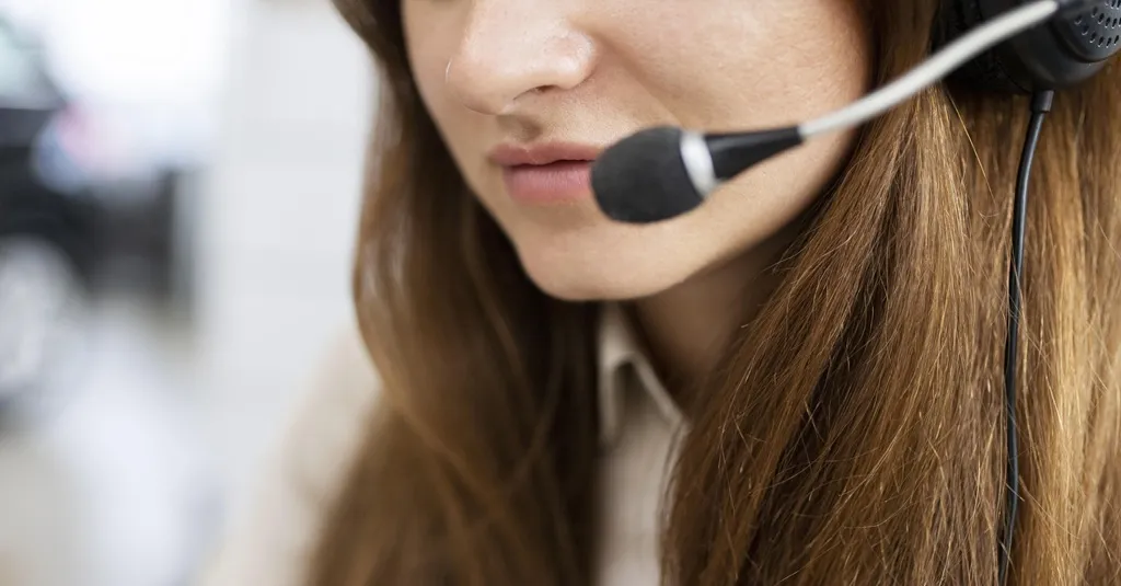 Specialist speaking clearly with a high-sensitivity microphone near mouth