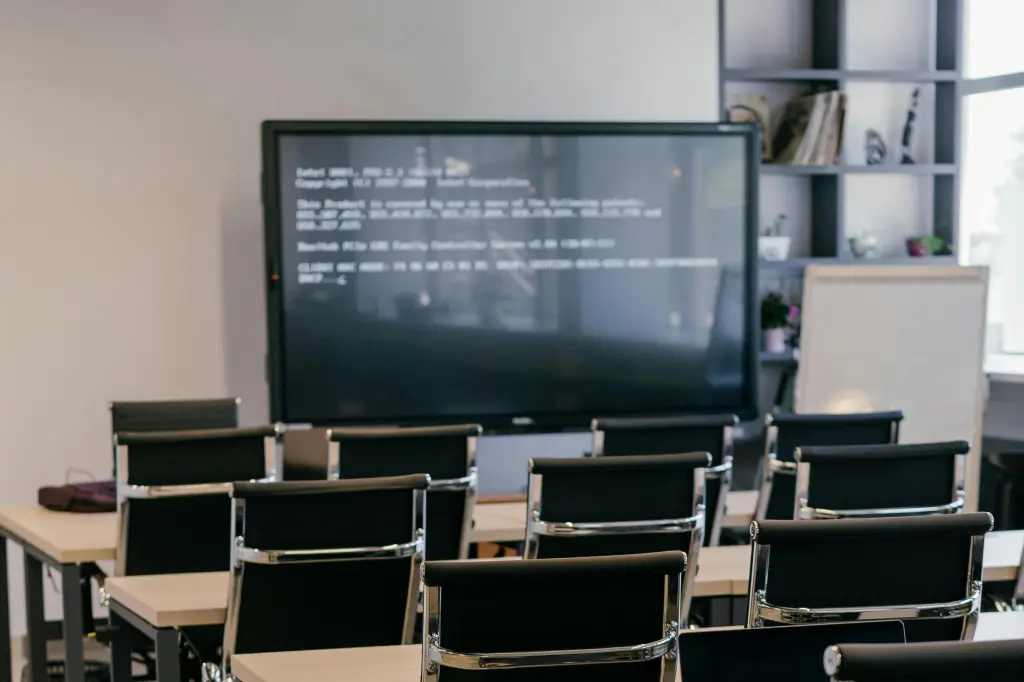 Why-Schools-Are-Investing-in-AI-Powered-Hybrid-Learning-Technology.jpg