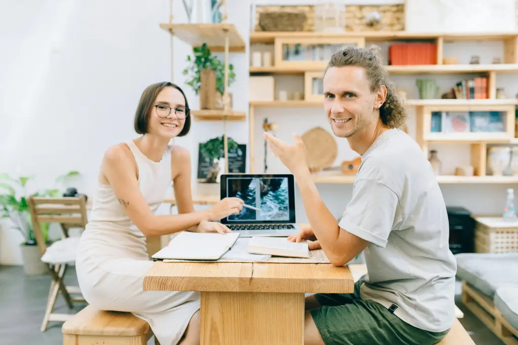 Zwei Personen halten eine Besprechung ab und erklaeren am Computer.jpg