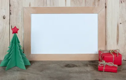 ホワイトボードの横にはクリスマスツリーの置き物が飾り付けられています。