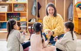 一人の女性教師が子どもたちと接し、異年齢保育の年間指導計画を理解し、作成しようとしています。