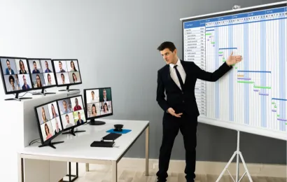 teamsのビデオを使いながらホワイトボードを使う男性