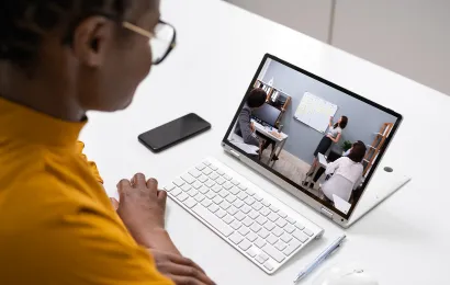 パソコンでteamsのビデオを使いながらホワイトボードを使う男性