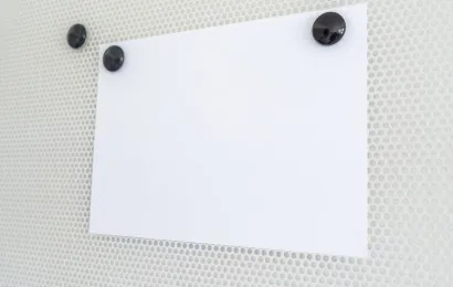 白い壁に取り付けるマグネットボードが静かに壁に貼られています。