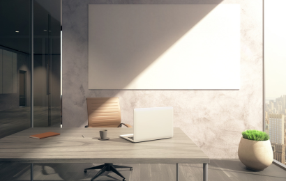 小さな部屋でなじむホワイトボードが壁にかけてあります