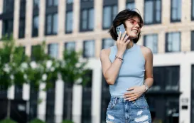iPhoneを使って電話した女性