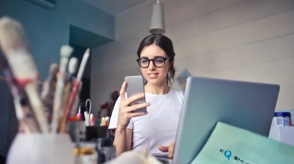 a women scroll her phone in a working place