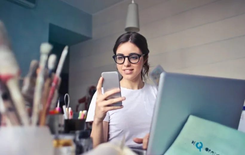 a women scroll her phone in a working place