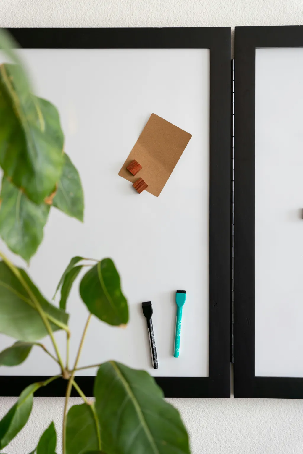 An dem smarten whiteboard ist ein stift befestigt