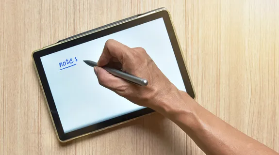 電子ノートタブレットを使ってノートを書いています