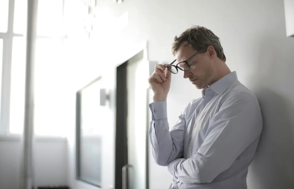Person mit arbeitsproblem in google workspace