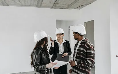 Architekturbüros im Gespräch auf der Baustelle