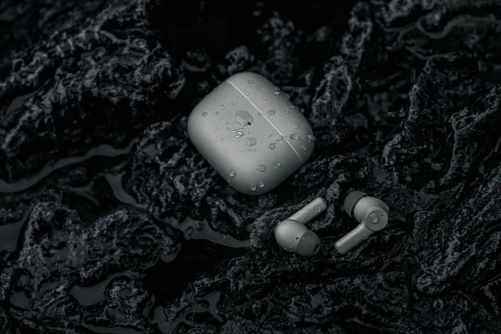 Auch auf reisen tragen manche menschen fitness kopfhoerer.