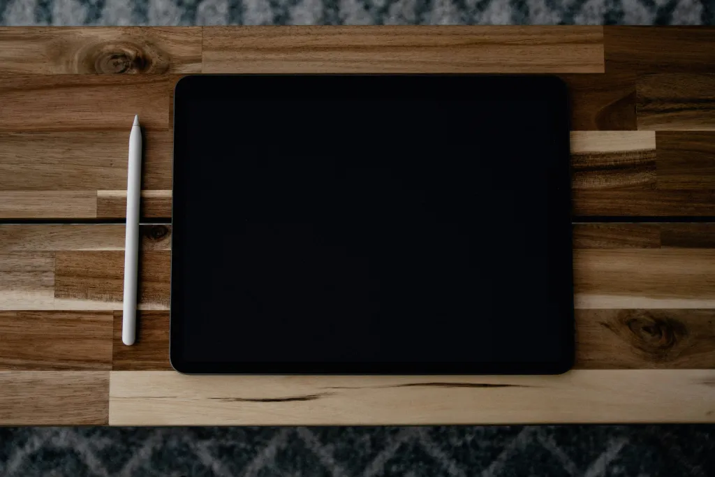 Auf dem brett befindet sich ein iPad