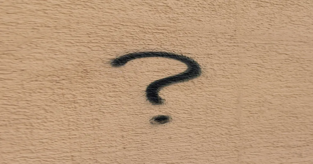 Auf der wand ist ein fragezeichen gemalt