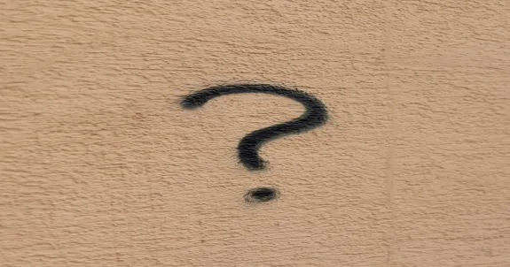 Auf der wand ist ein fragezeichen gemalt