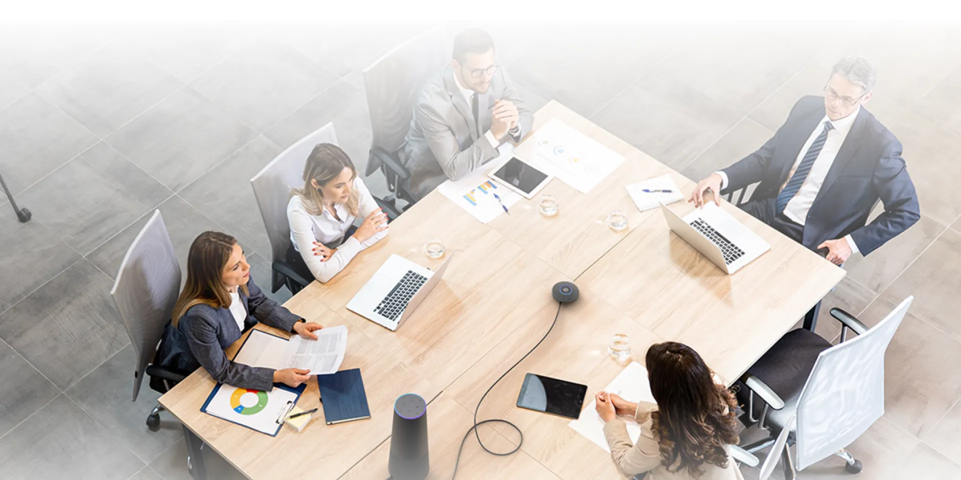 Mehrere Personen in einem Konferenzraum nutzen das NearHub Board S Pro während eines Meetings