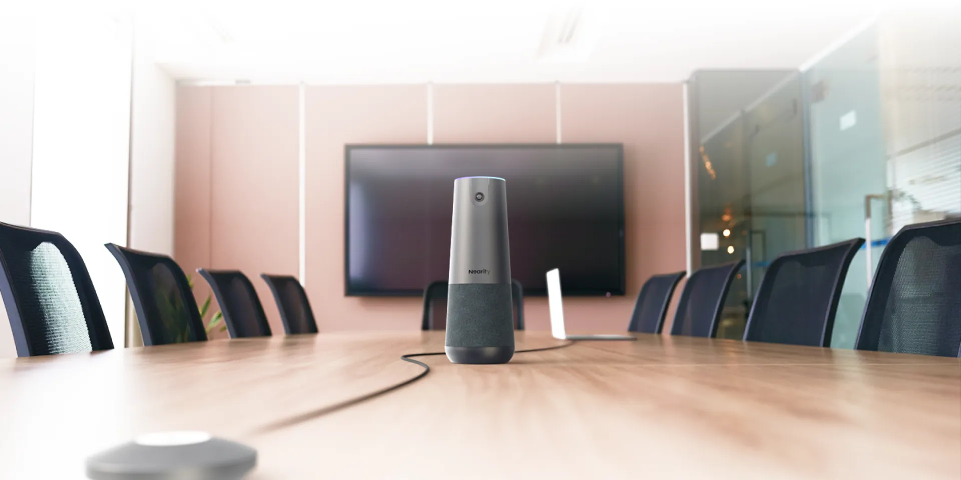 Mehrere Personen in einem Konferenzraum nutzen das NearHub Board S Pro Smart Whiteboard für das Büro während eines Meetings