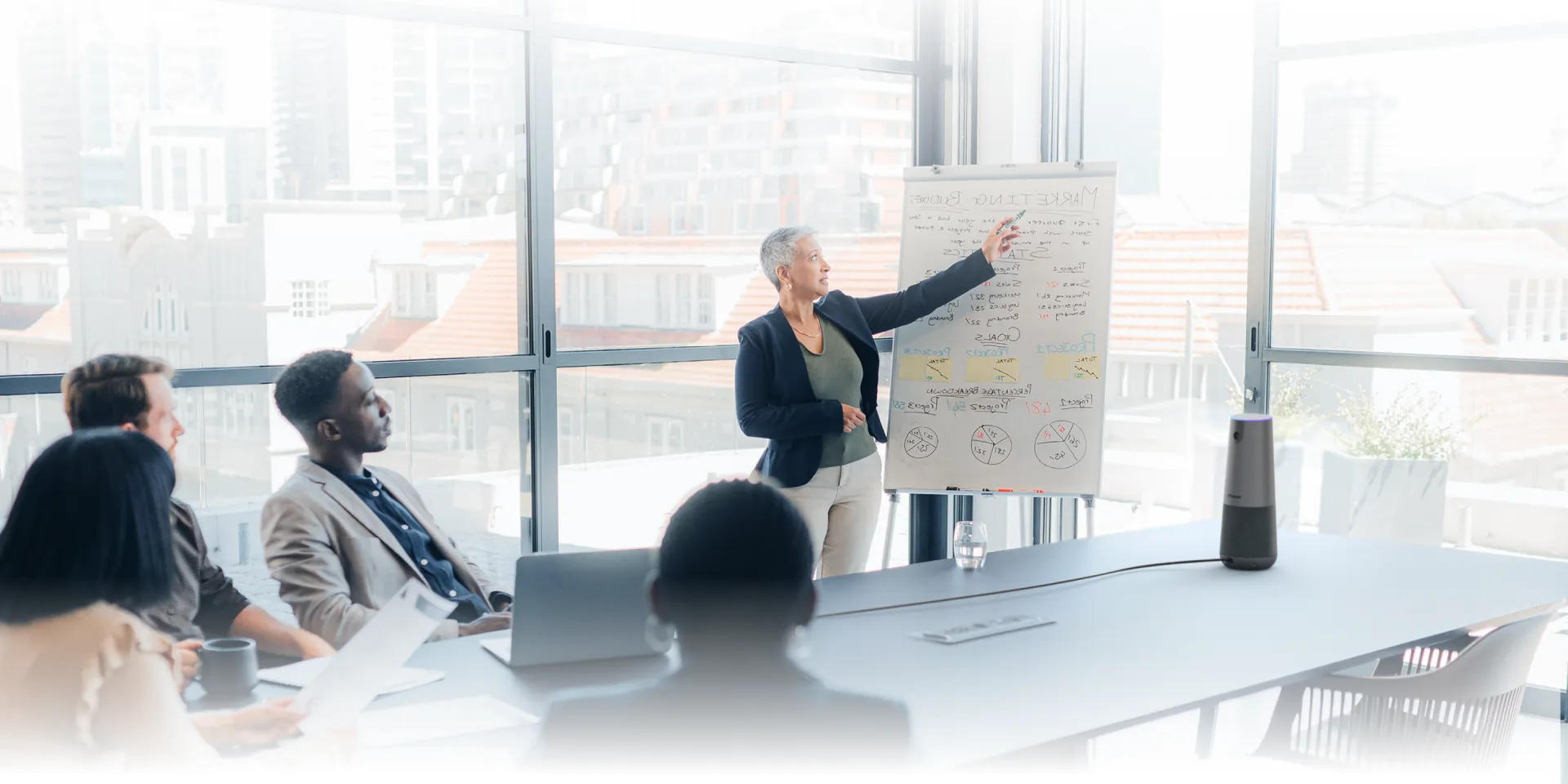 Mehrere Personen in einem Konferenzraum nutzen die Nearity 120 Max während eines Meetings