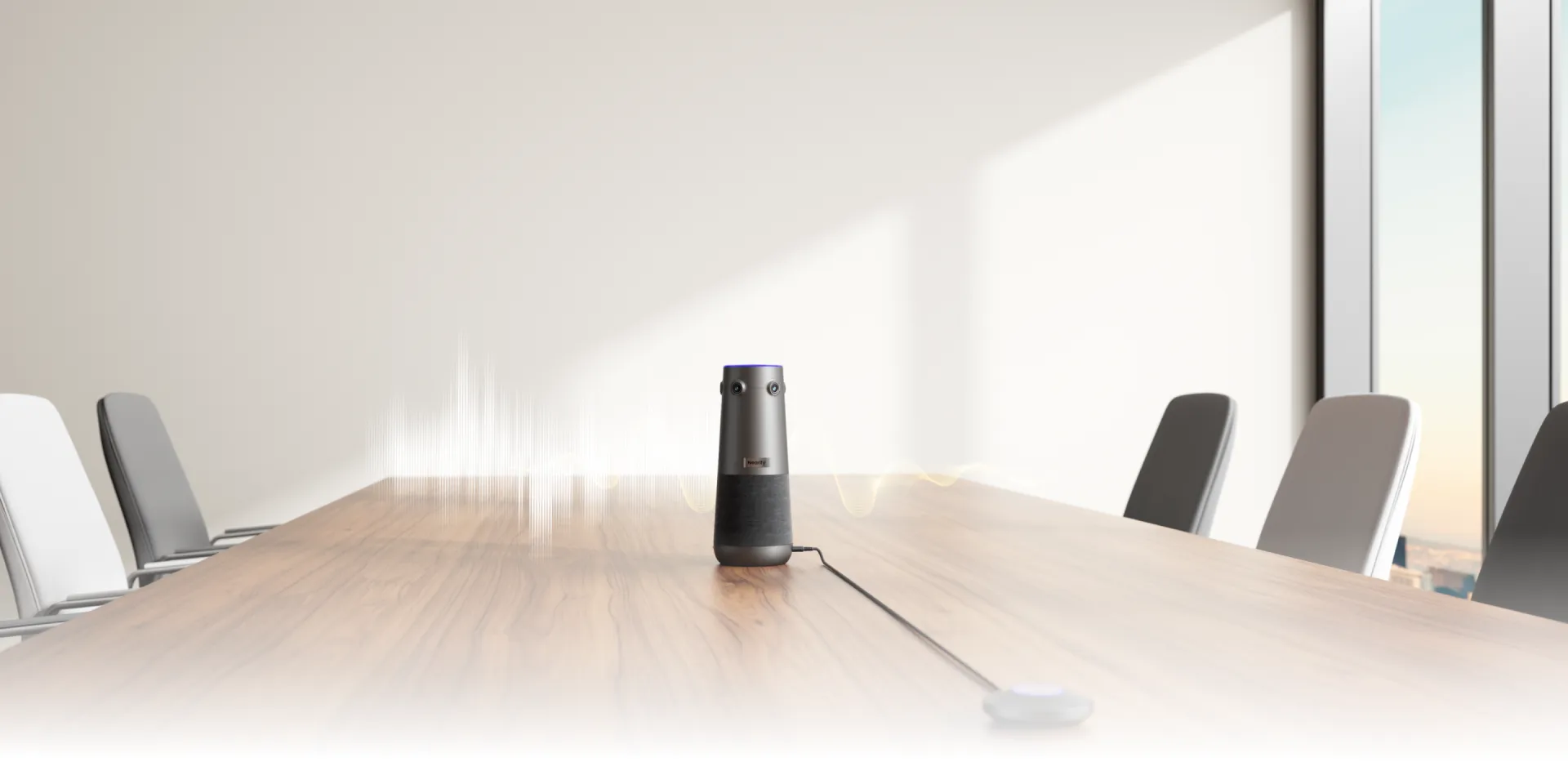 Plusieurs personnes dans une salle de conférence utilisant la planche intelligente NearHub S Pro pour un bureau en réunion