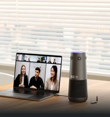 Des personnes debout devant l'équipement de vidéoconférence Nearity 360 Alien pour les salles de réunion