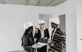 Besprechung mit bildschirm integrierter pc auf der Baustelle