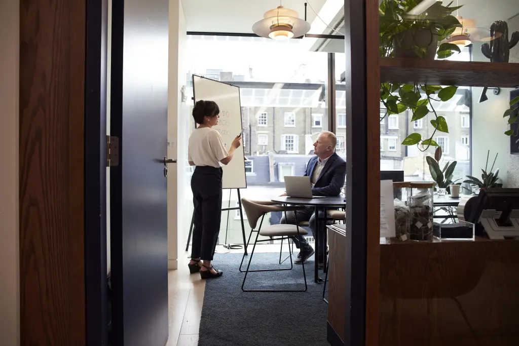Besprechung mit smartboard und google workspace