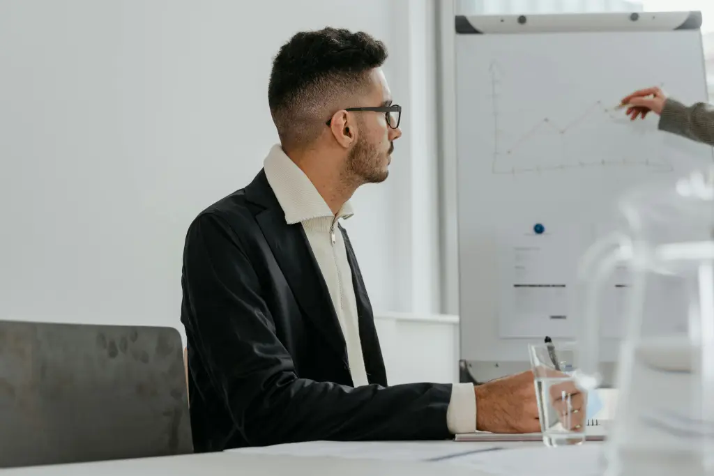 Meeting im besprechungsraum mit digitaler flipchart und display touch