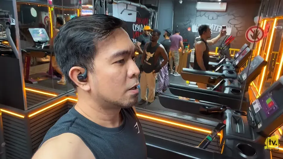 Jeof is wearing the Mempod Fit 2 in the gym.