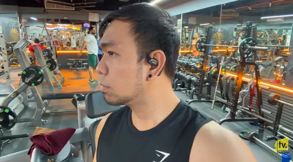 Jeof is wearing the best budget earbuds Mempod Fit 2.