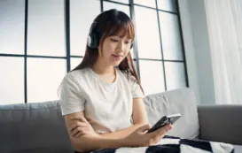 英語学習にポッドキャストを聞いた女性